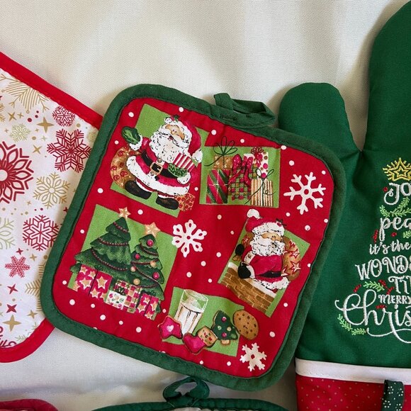 Set Of Christmas Kitchen Linens & Accessories Including Oven Mitts Pot Holders T - Picture 3 of 9